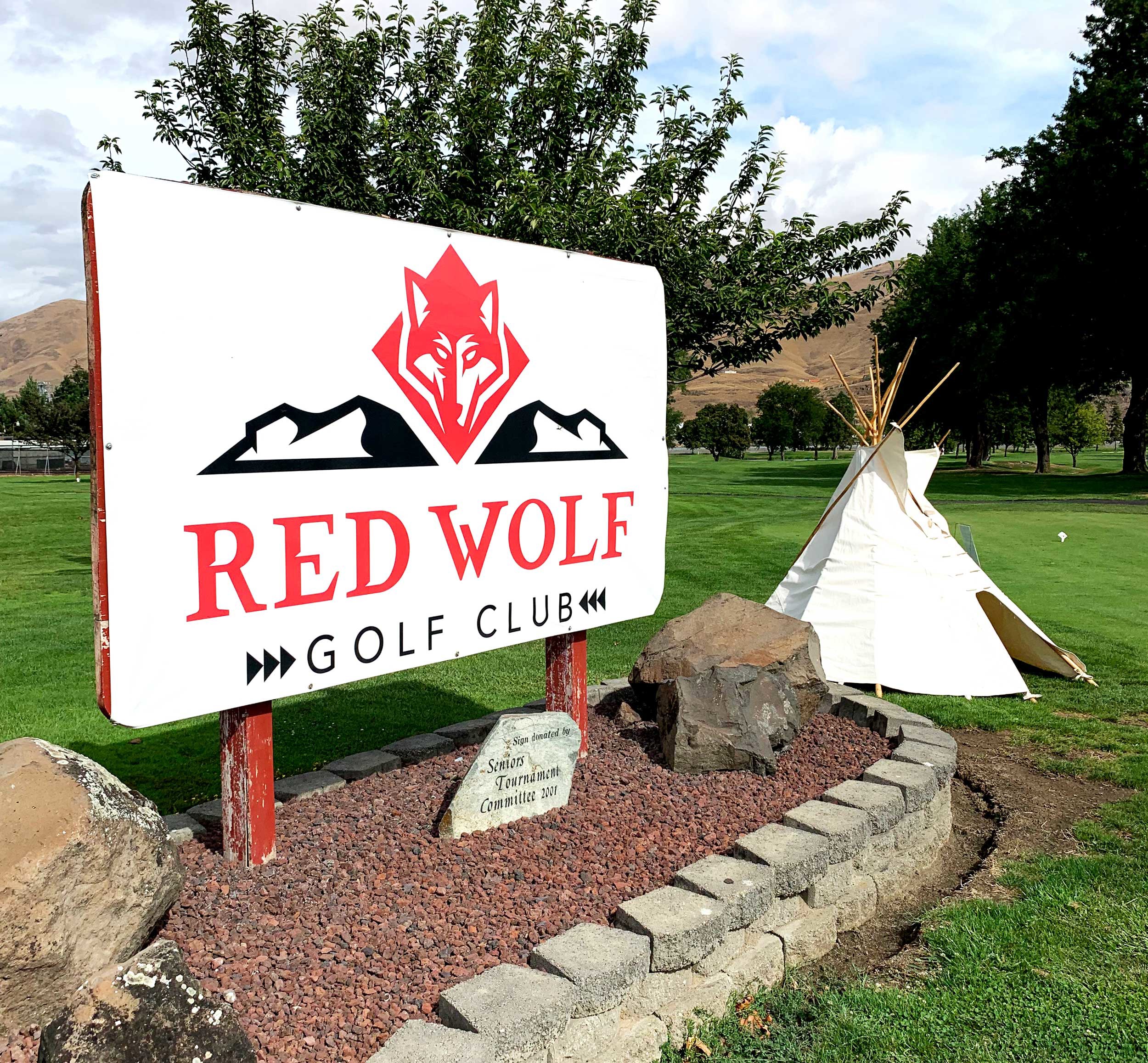Red Wolf Golf Course Sign